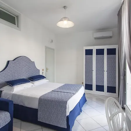 Konukevi Palazzo Starace 4*