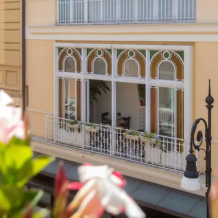 Konukevi Palazzo Starace 4*
